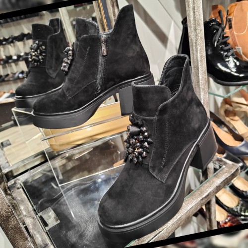 loretta m303 black.jpg